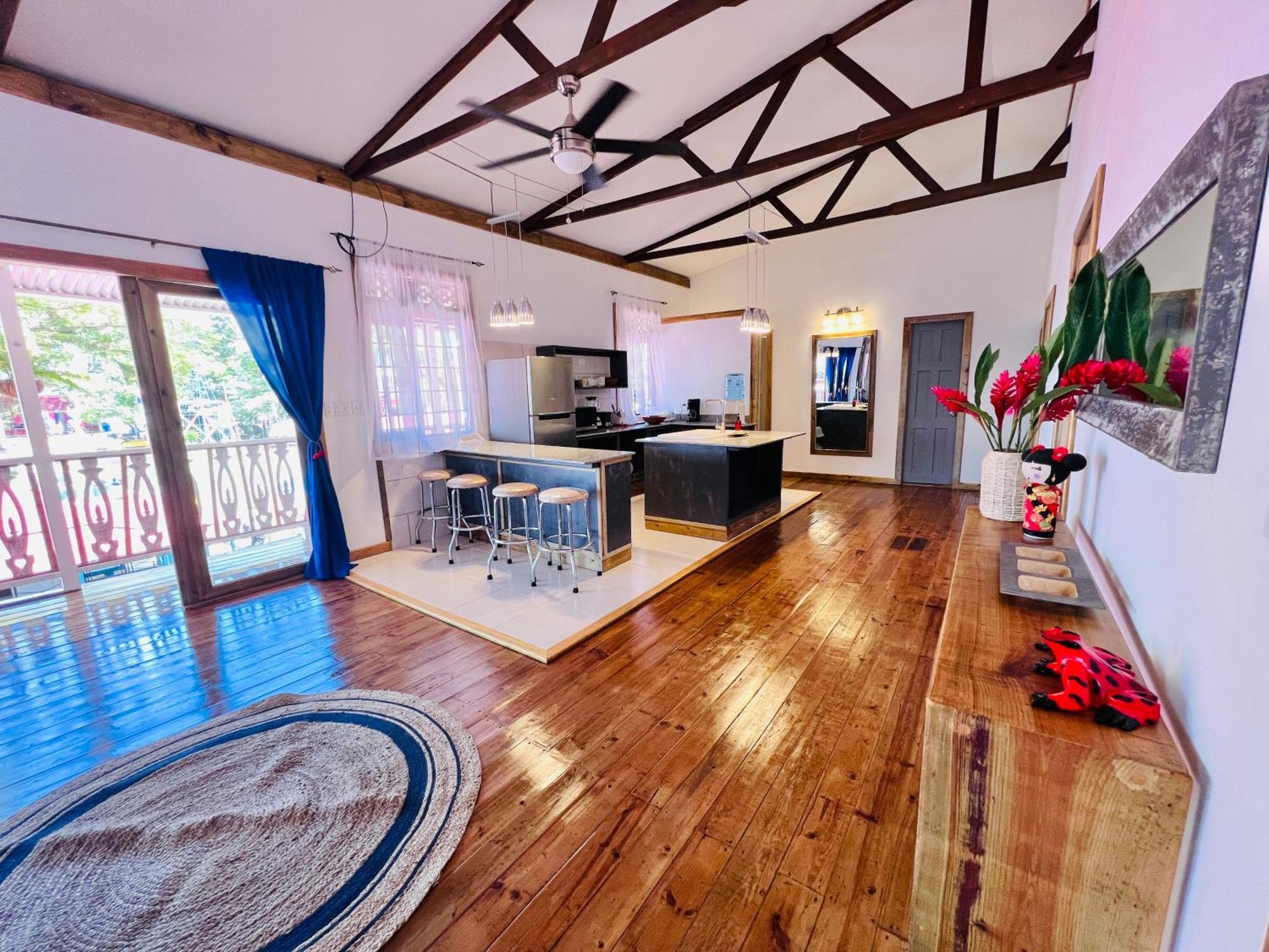 Отель Casa Le Parc - Main Street Бокас-дель-Торо Экстерьер фото