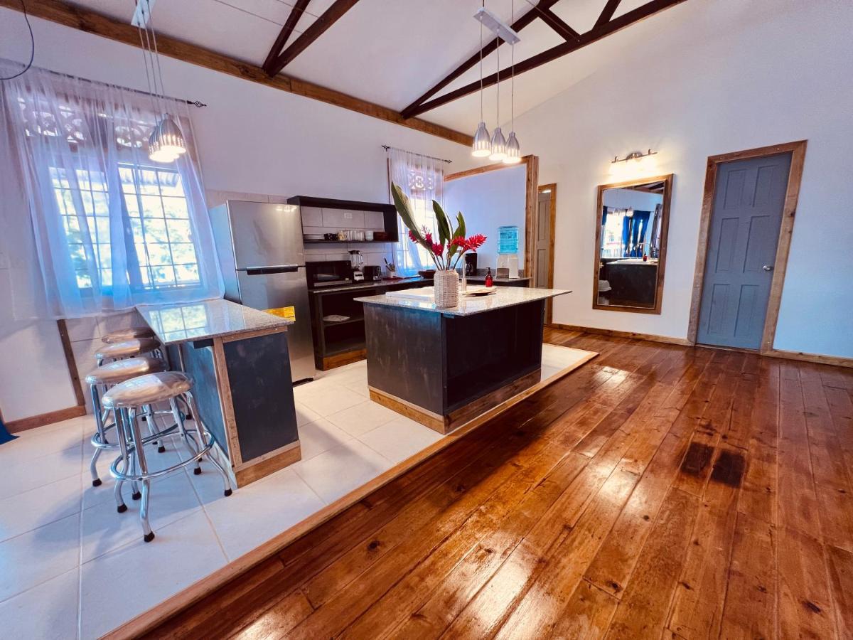 Отель Casa Le Parc - Main Street Бокас-дель-Торо Экстерьер фото